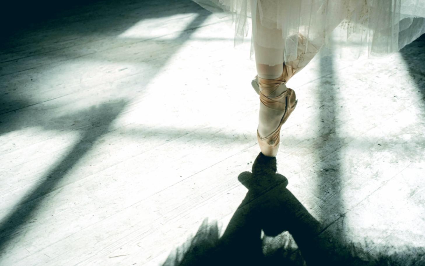 Танцювальна студія з дзеркалами та підготовленим простором для групових та індивідуальних занять хореографією